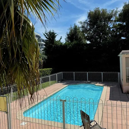 Апартаменты With 2 Bedrooms, Terrace, Pool & Parking