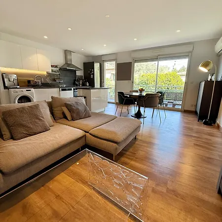 Апартаменты With 2 Bedrooms, Terrace, Pool & Parking Антиб