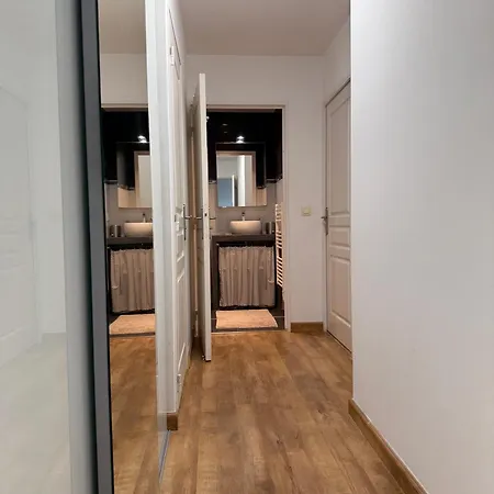 With 2 Bedrooms, Terrace, Pool & Parking Антиб