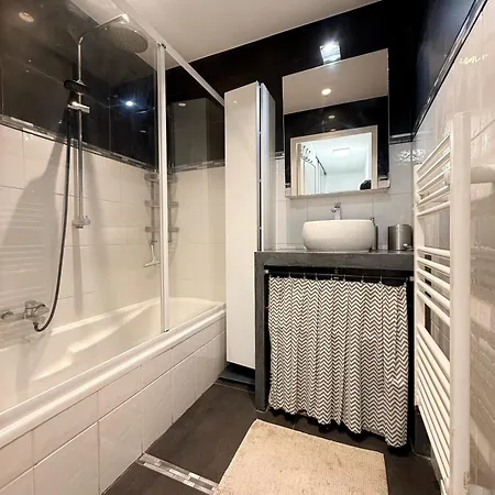 アパート With 2 Bedrooms, Terrace, Pool & Parking アンティーブ