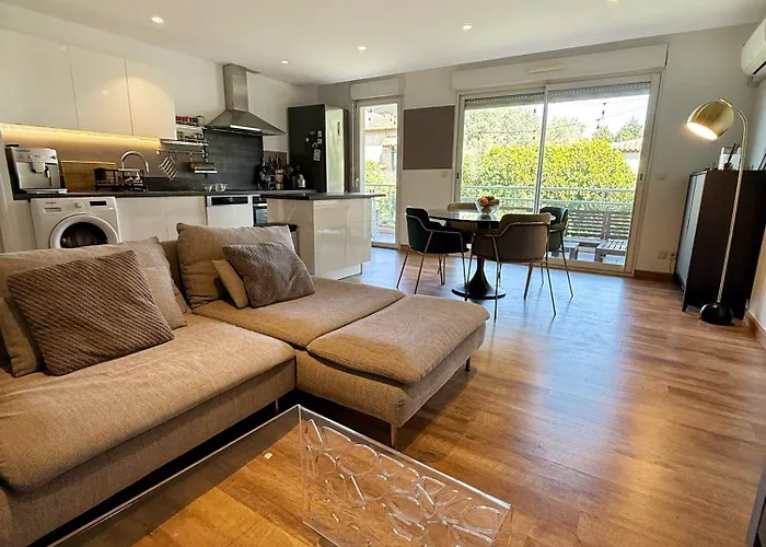 Lejlighed With 2 Bedrooms, Terrace, Pool & Parking Antibes